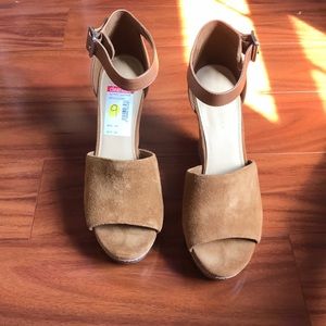 Adorable never worn wedges
